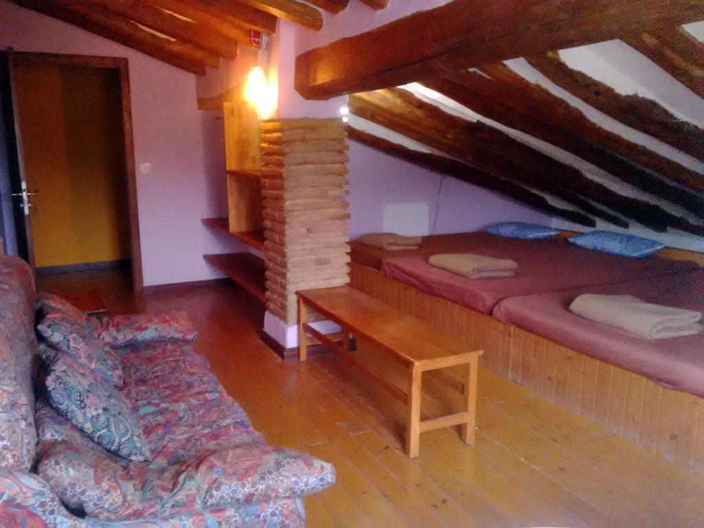 Ull De Canals Hostal