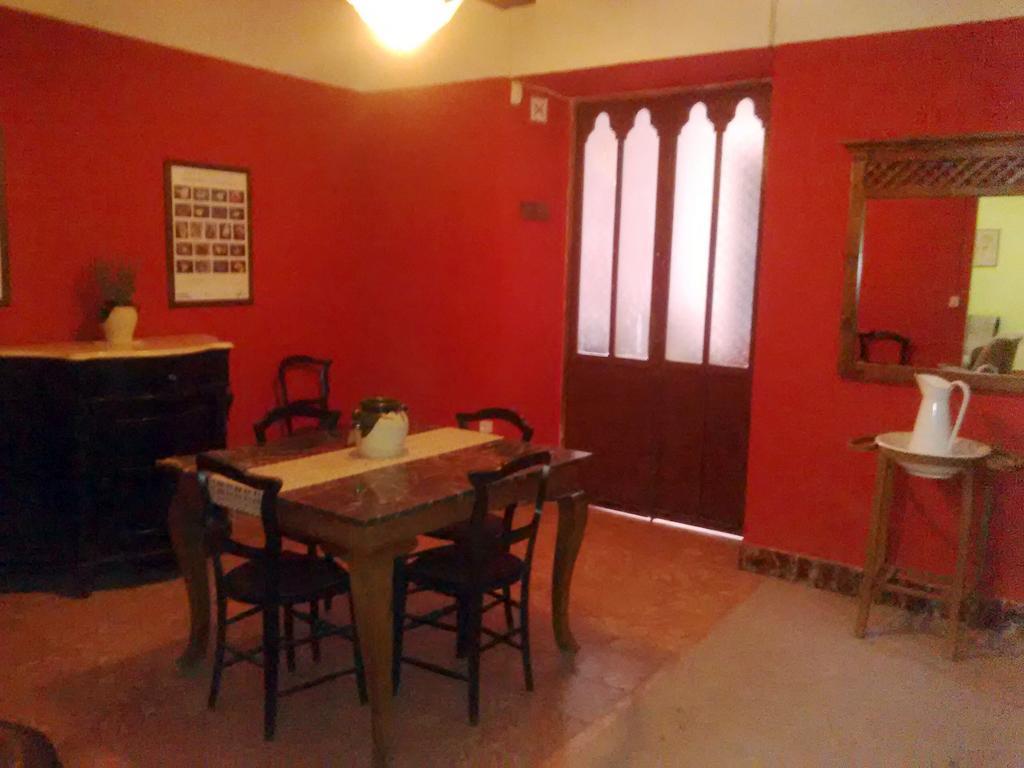 Ull De Canals Hostal Bañeres